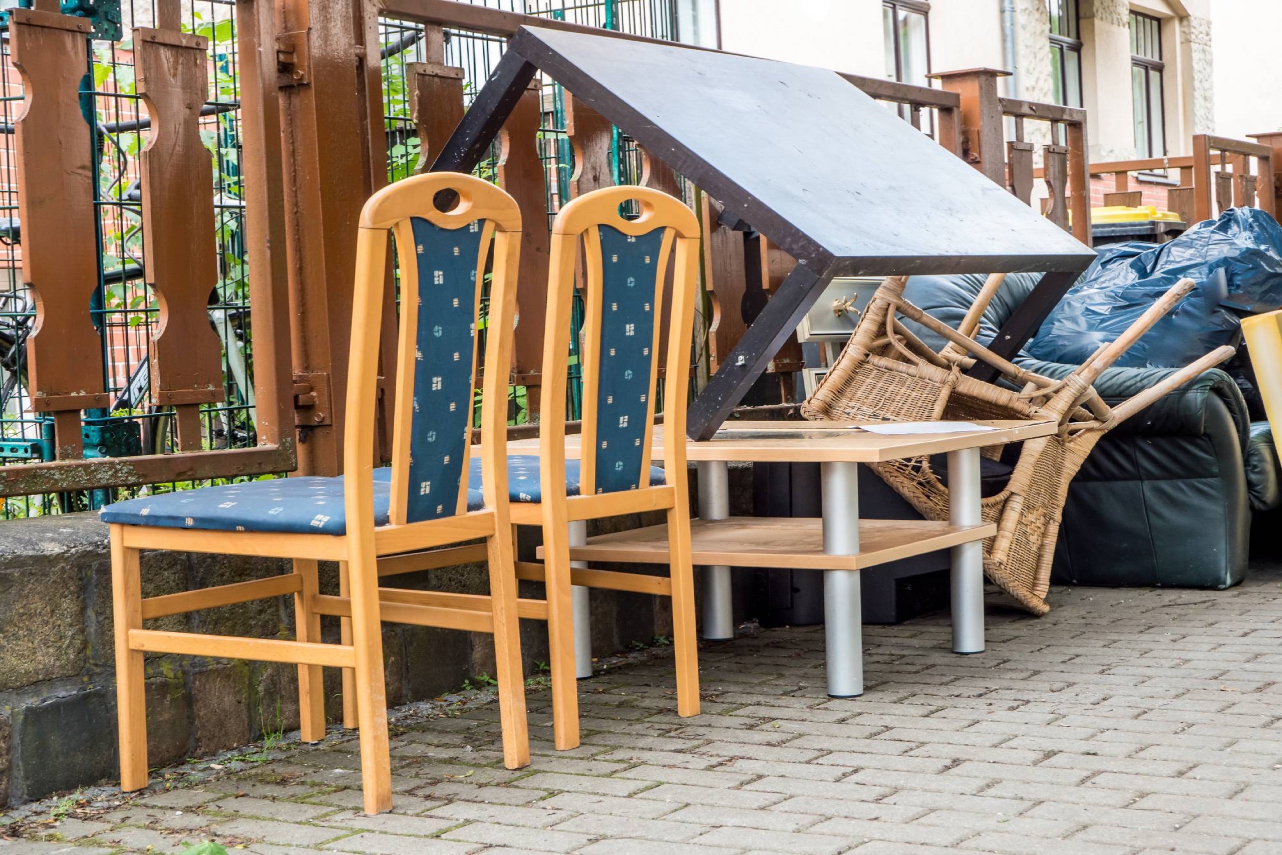 Sperrmüll mit Stühlen und Tisch am Straßenrand